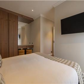 Selection of 5 bedroom seafront villas with pool on Ciovo near Trogir, sleeps 10